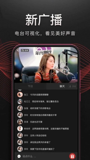 雪地中雪人堆雪球的壁纸